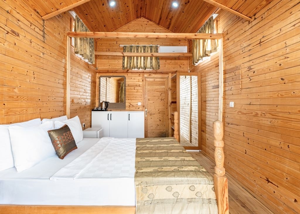 rooms-tiny-room