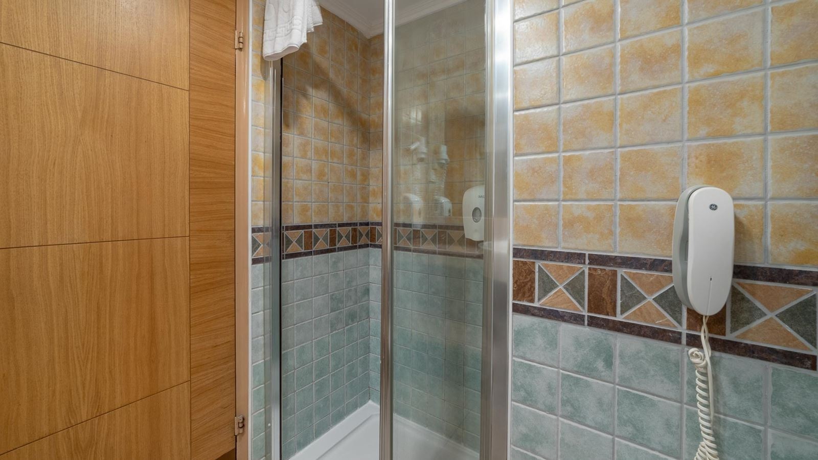 rooms-standard-room--land-view