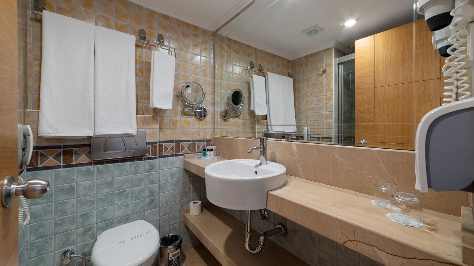 rooms-standard-room--pool-view