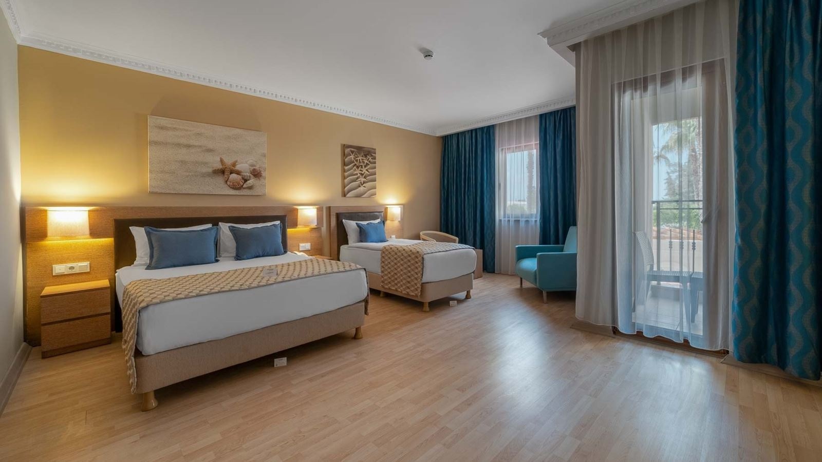 rooms-superior-room-pool-view