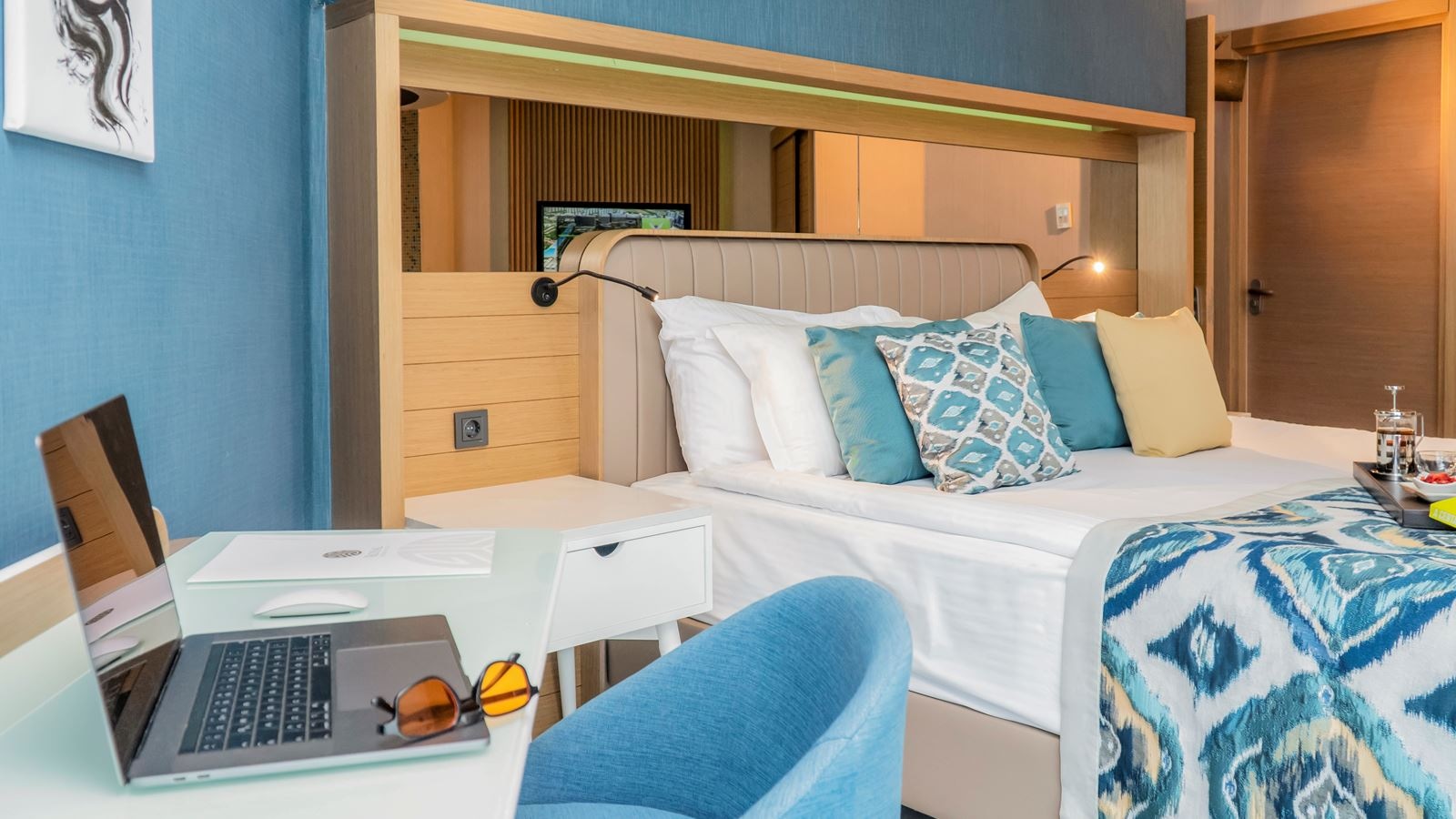 rooms-superior-standard-room-sea-view-with-balcony
