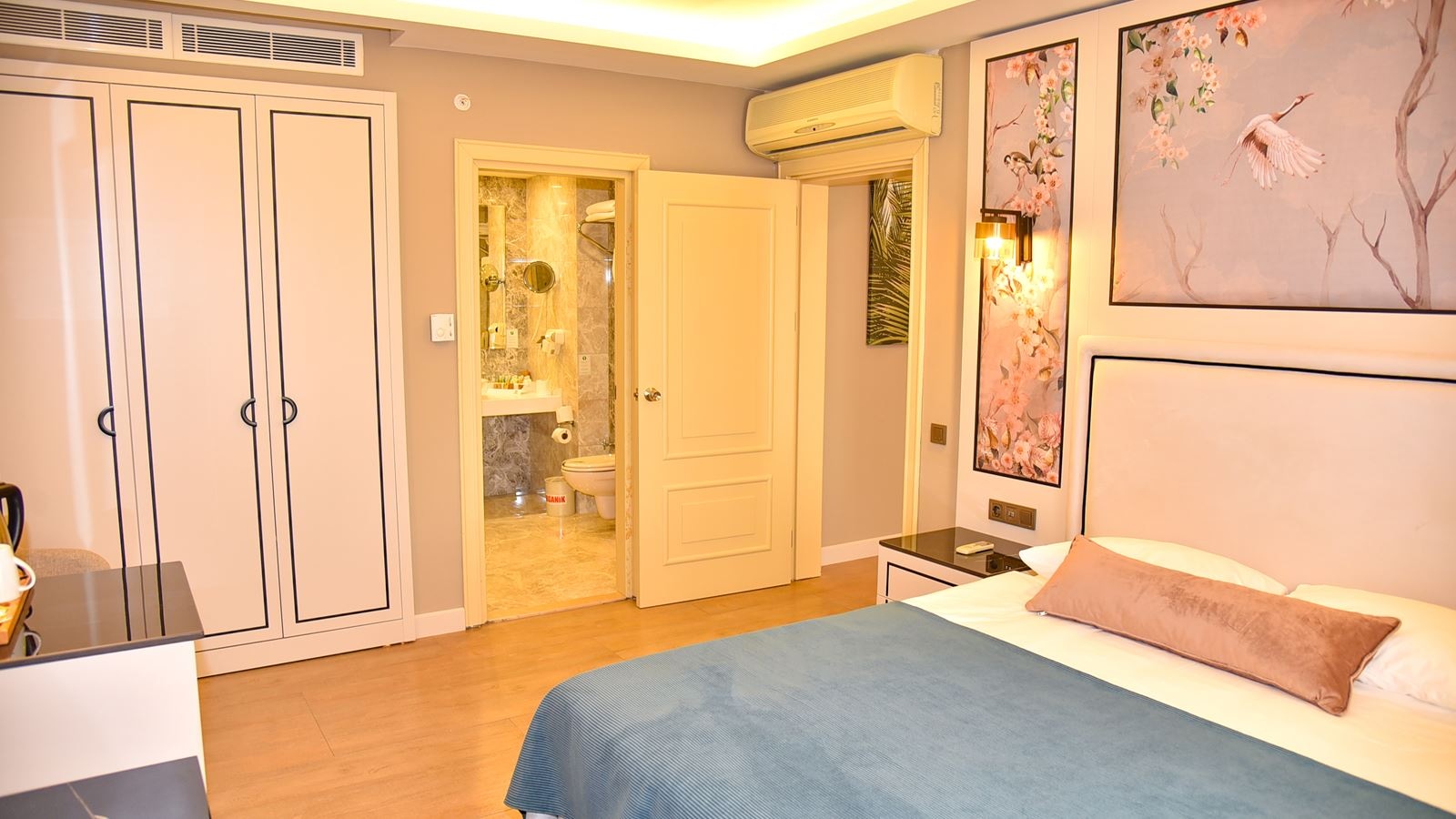 rooms-comfort-suit-main-building-sea-view