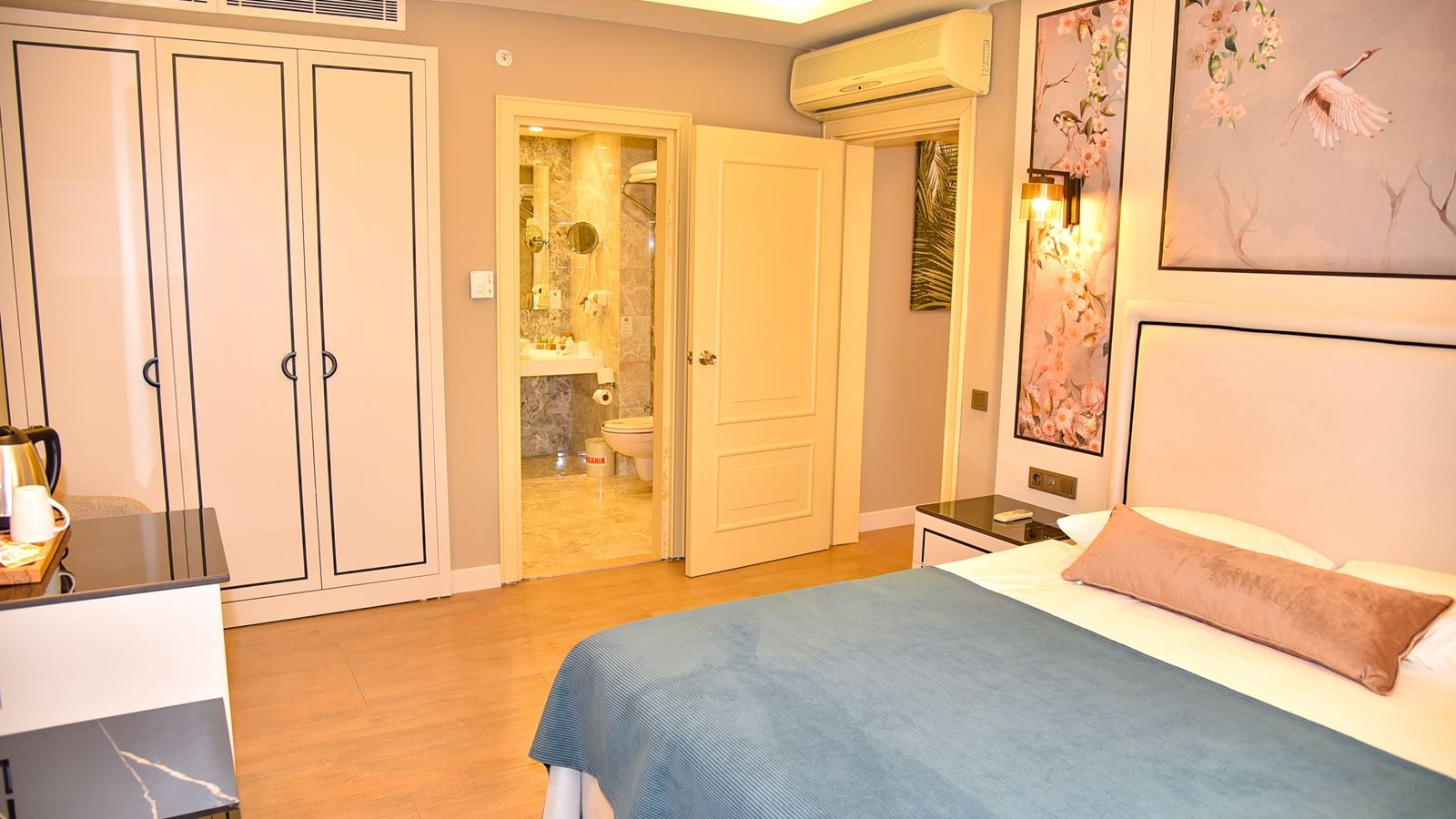 rooms-comfort-suit-main-building-sea-view