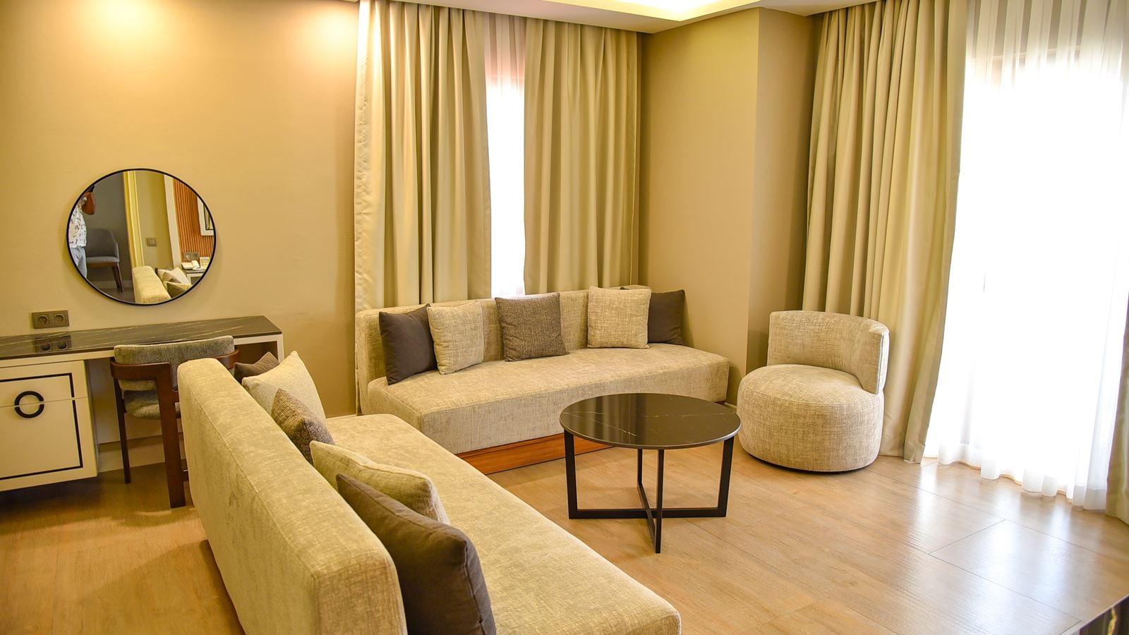 rooms-comfort-suit-main-building-sea-view