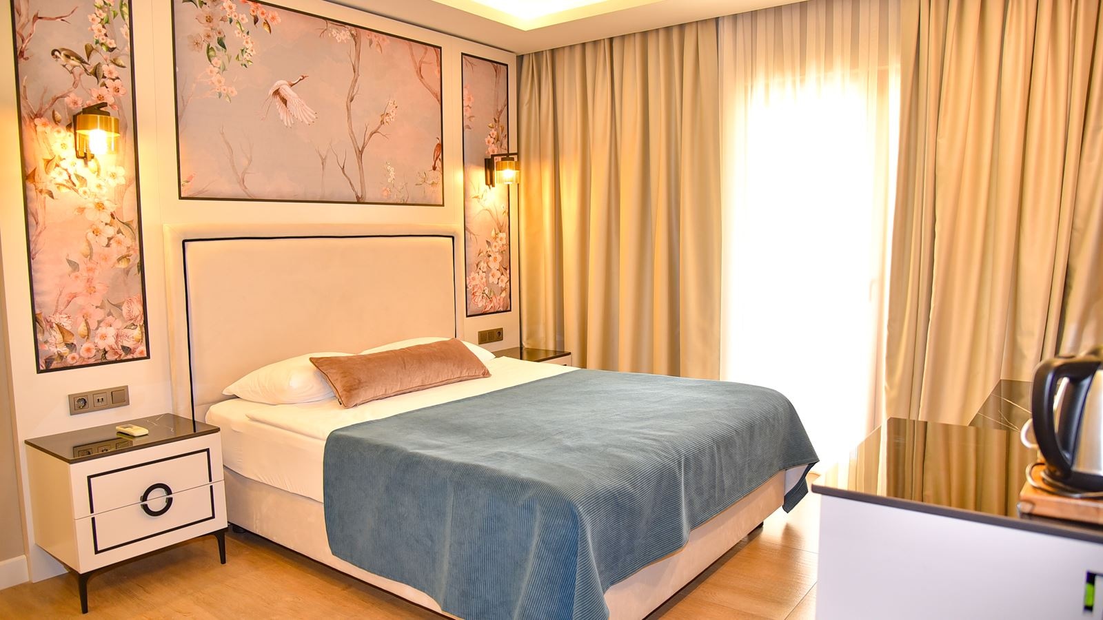 rooms-comfort-suit-main-building-sea-view