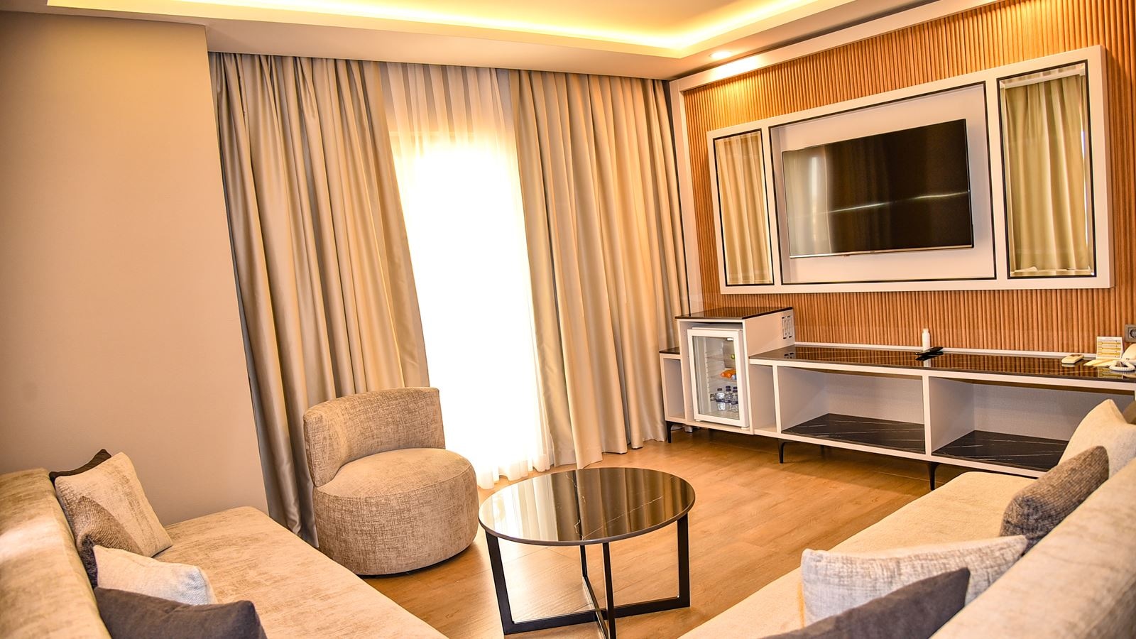 rooms-comfort-suit-main-building-sea-view