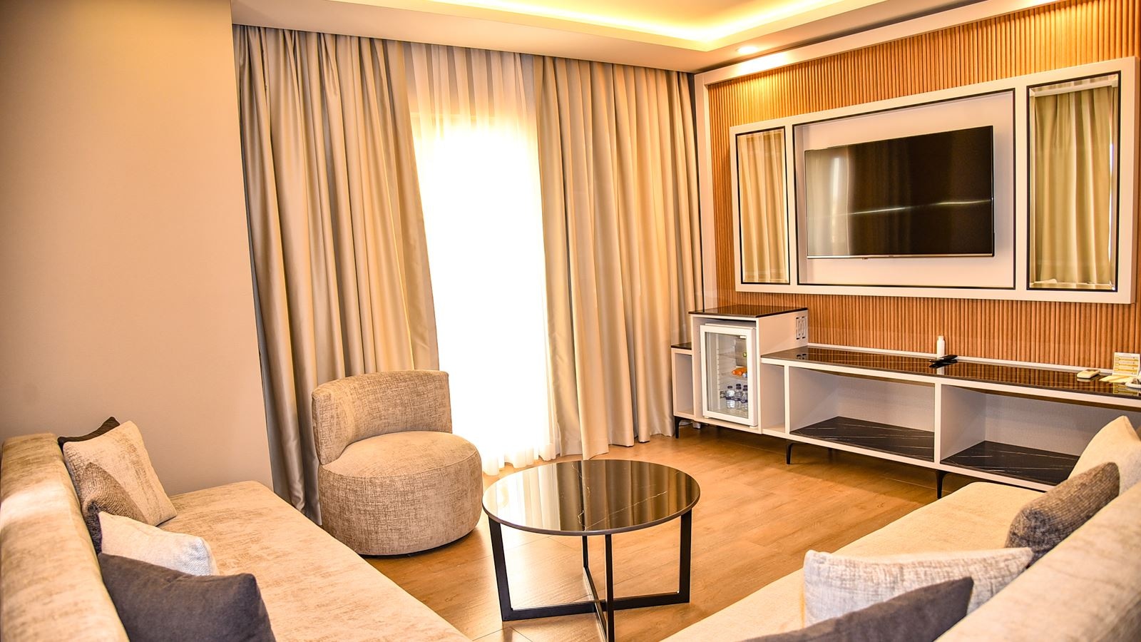 rooms-comfort-suit-main-building-sea-view