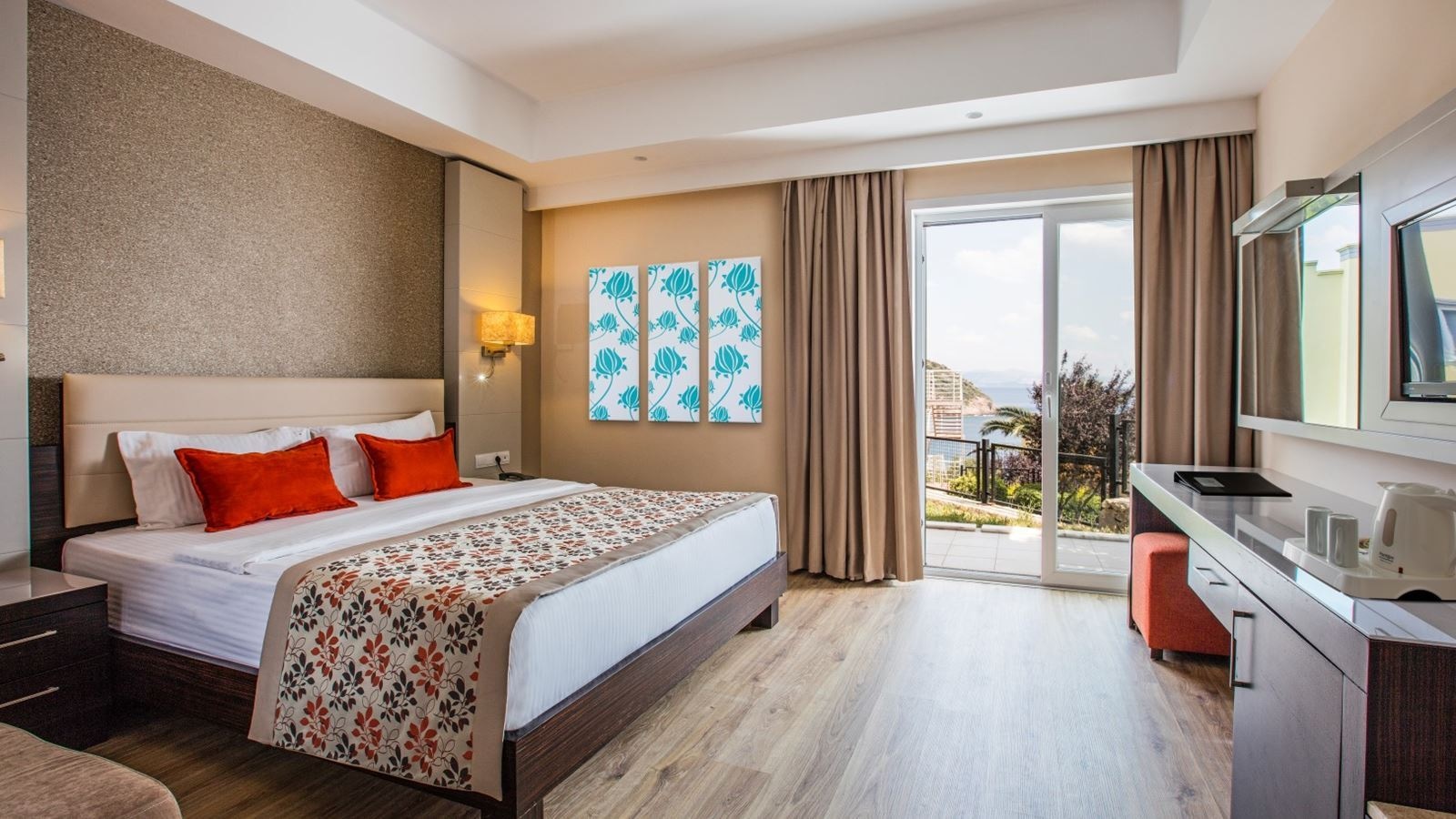 rooms-club-family-room-land-view