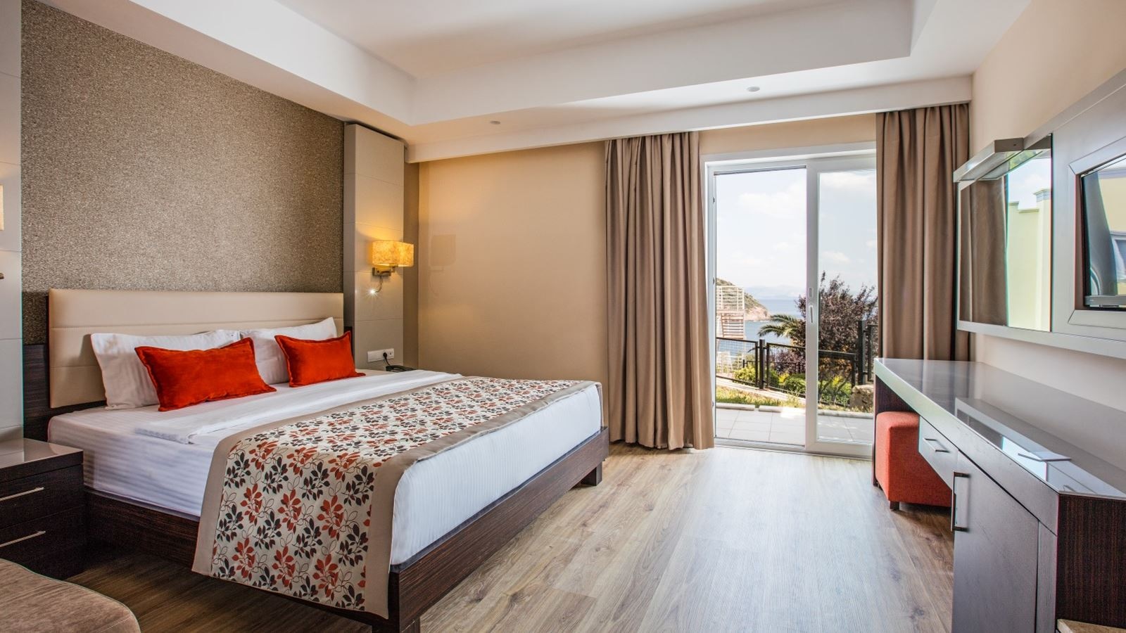 rooms-coral-room-2+2