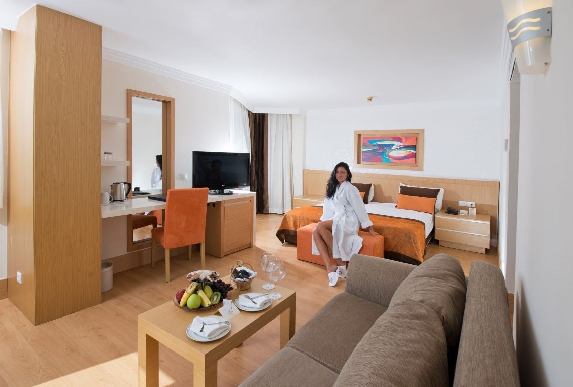 rooms-jacuzzi-suite-room