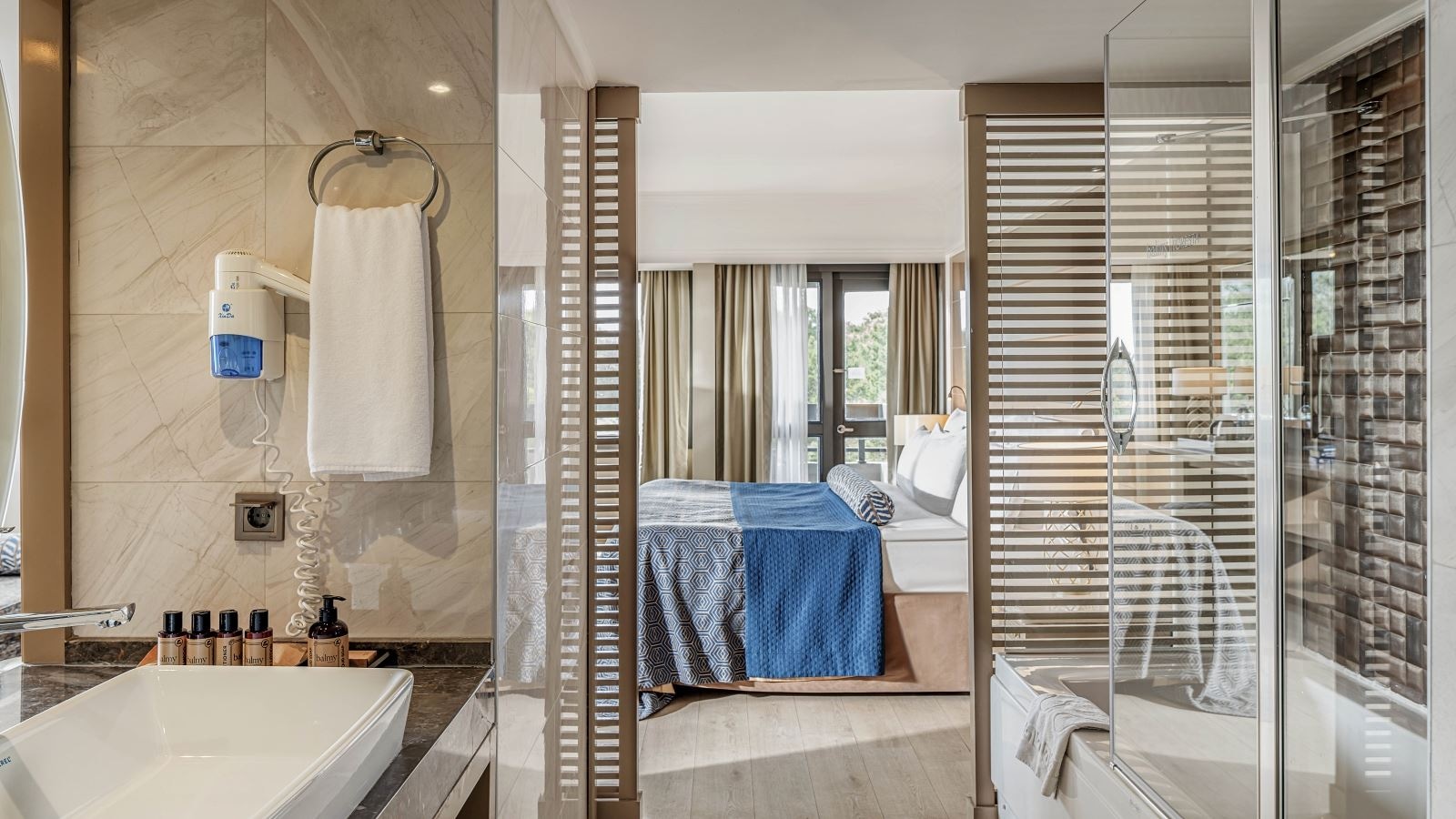 rooms-junior-suite-land-view