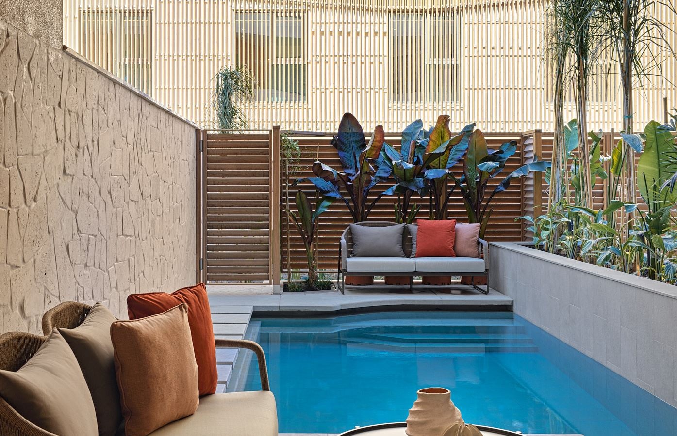rooms-resort-pool-suite-mix-zone