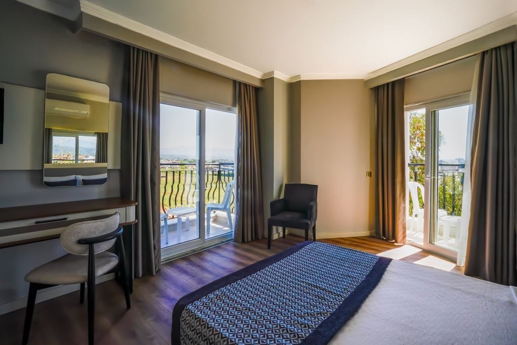 rooms-standart-pool-view-with-balcony