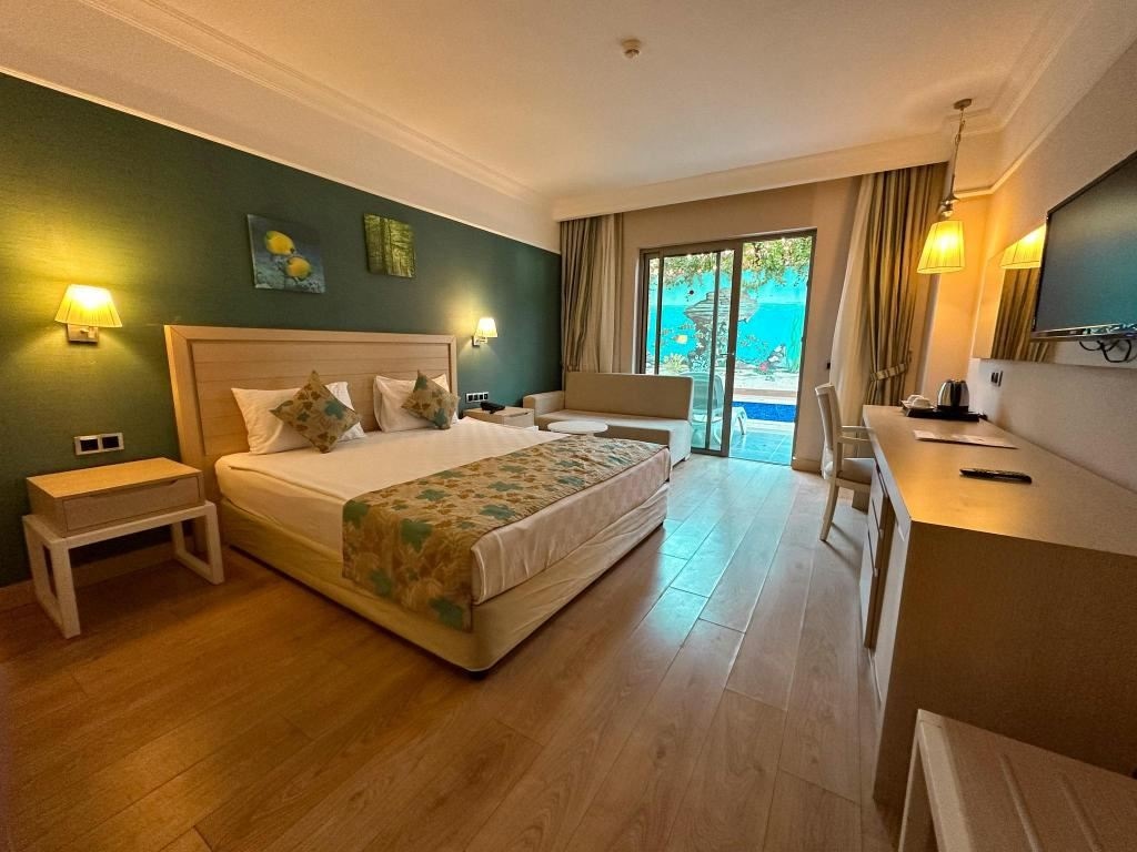 rooms-swim-up