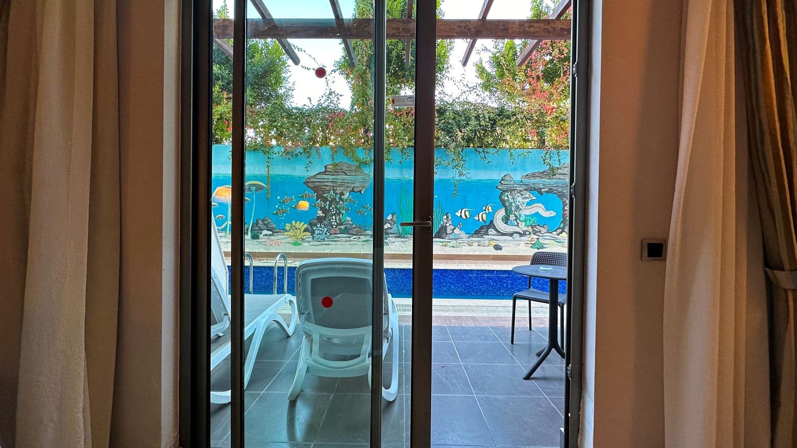 rooms-swim-up