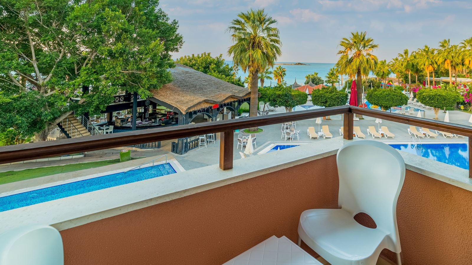 rooms-coral-room