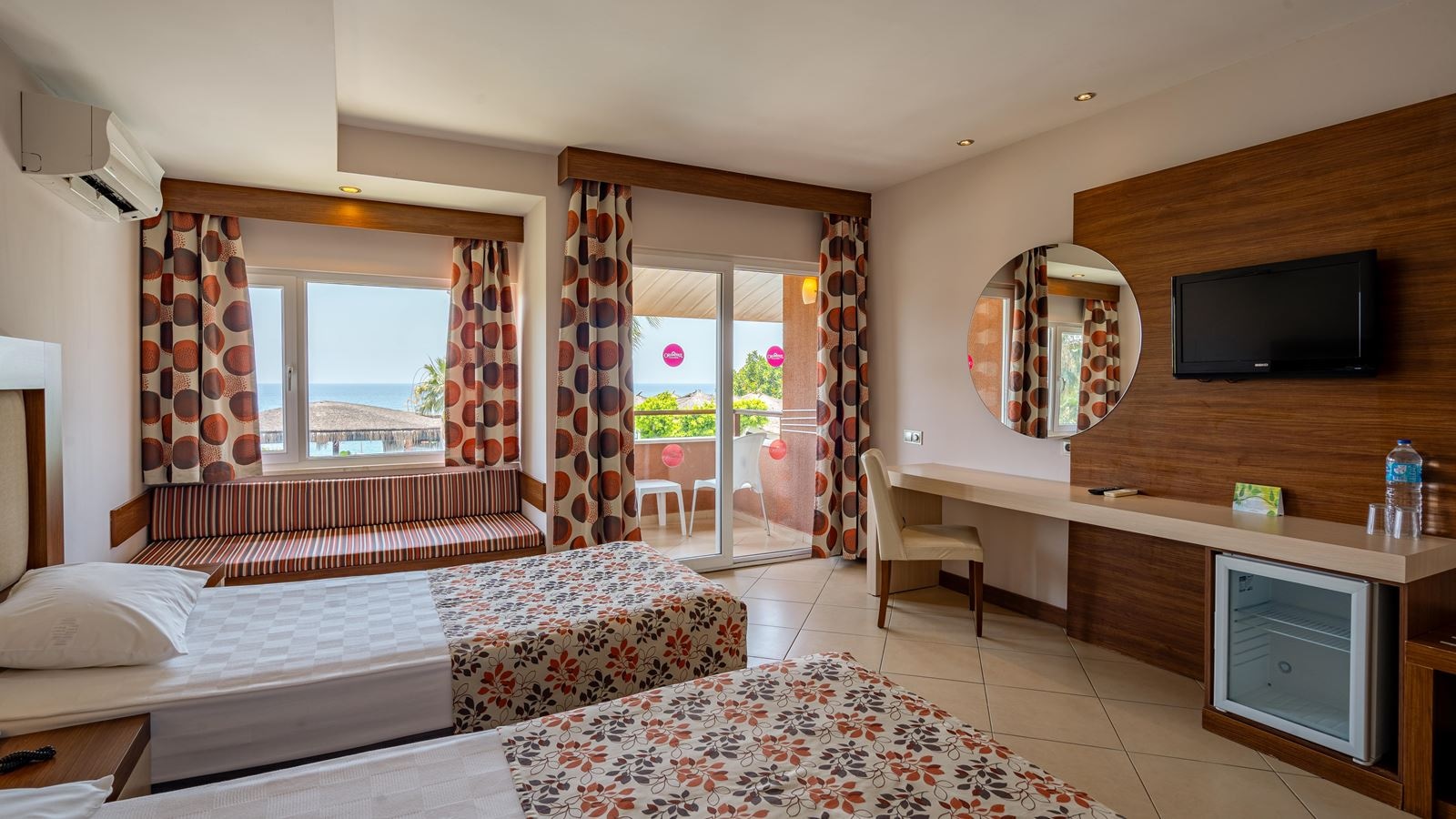 rooms-coral-room