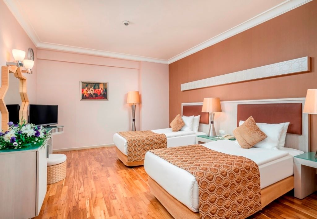 rooms-family-room-land-view