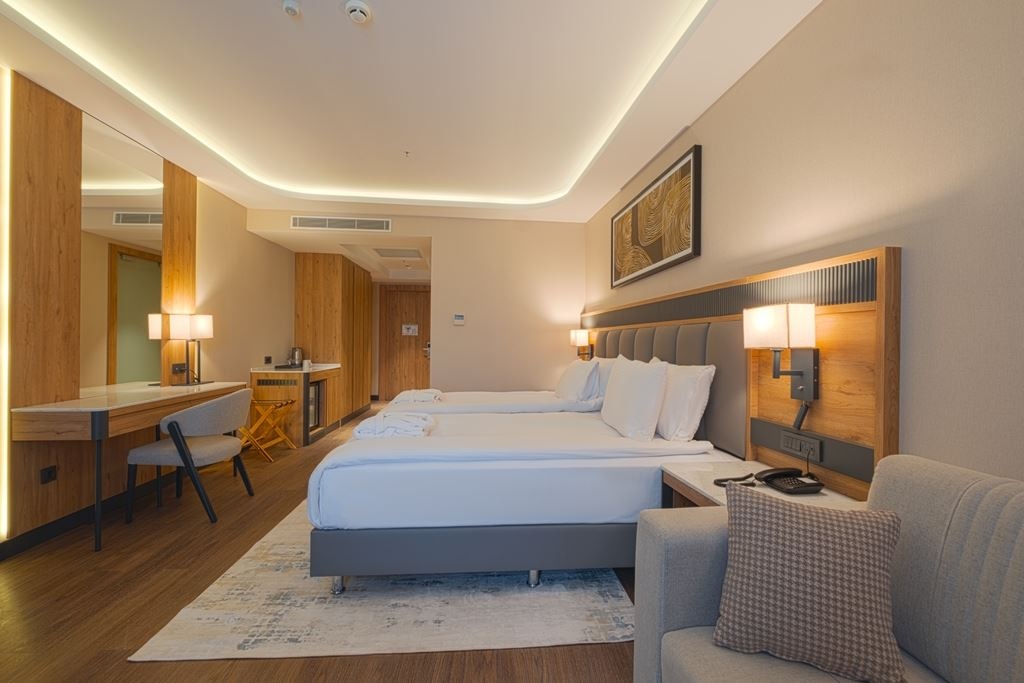rooms-deluxe-room-pool-view-with-balcony