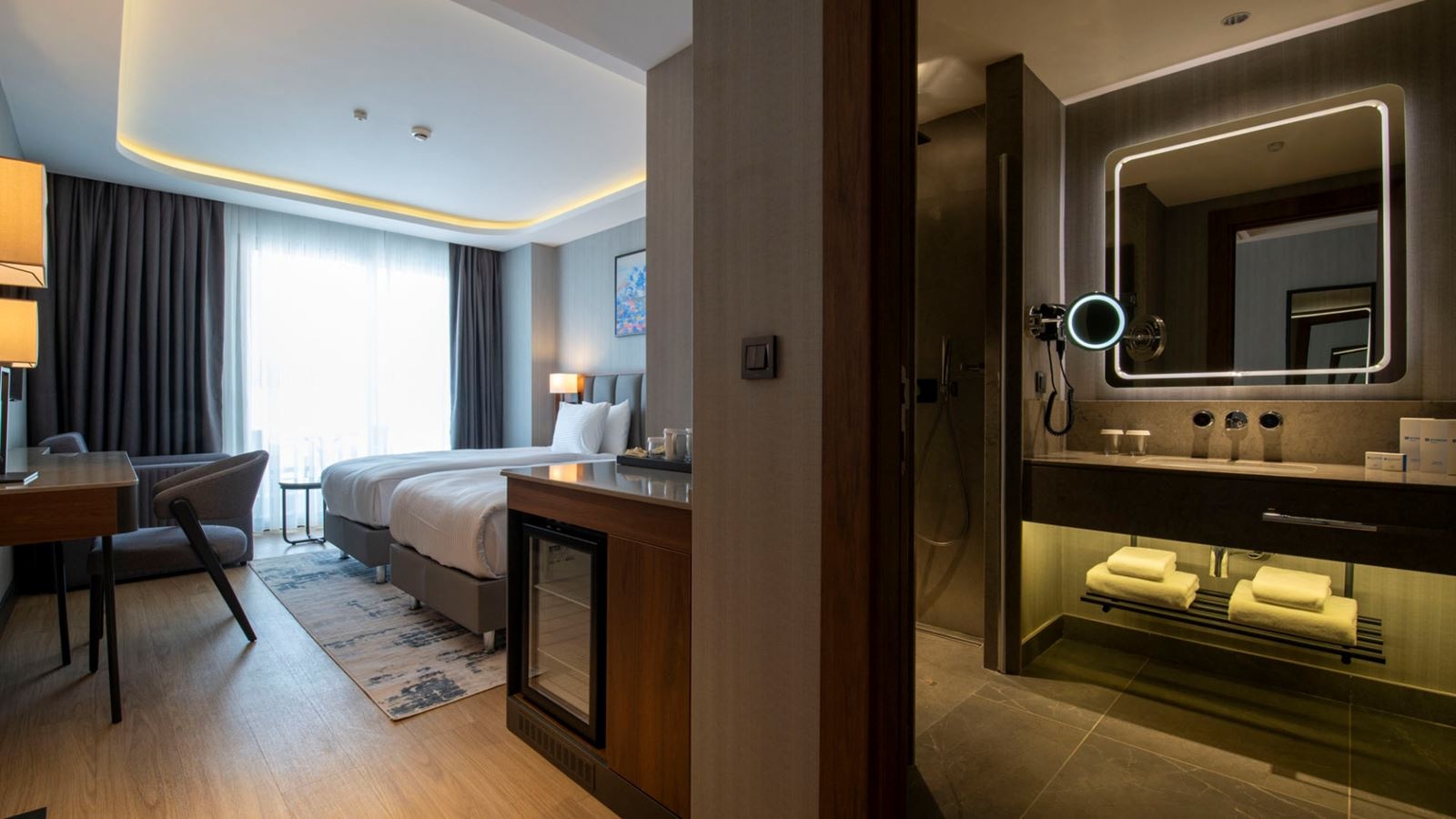 rooms-deluxe-room-pool-view-with-balcony