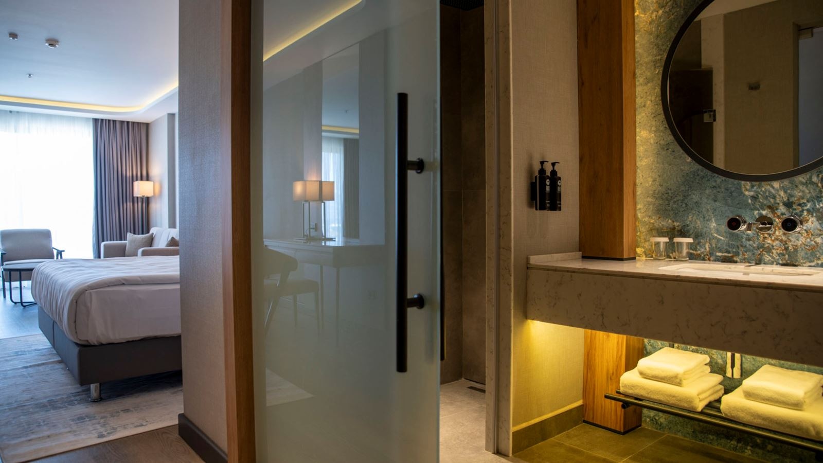 rooms-superior-land-view-with-balcony