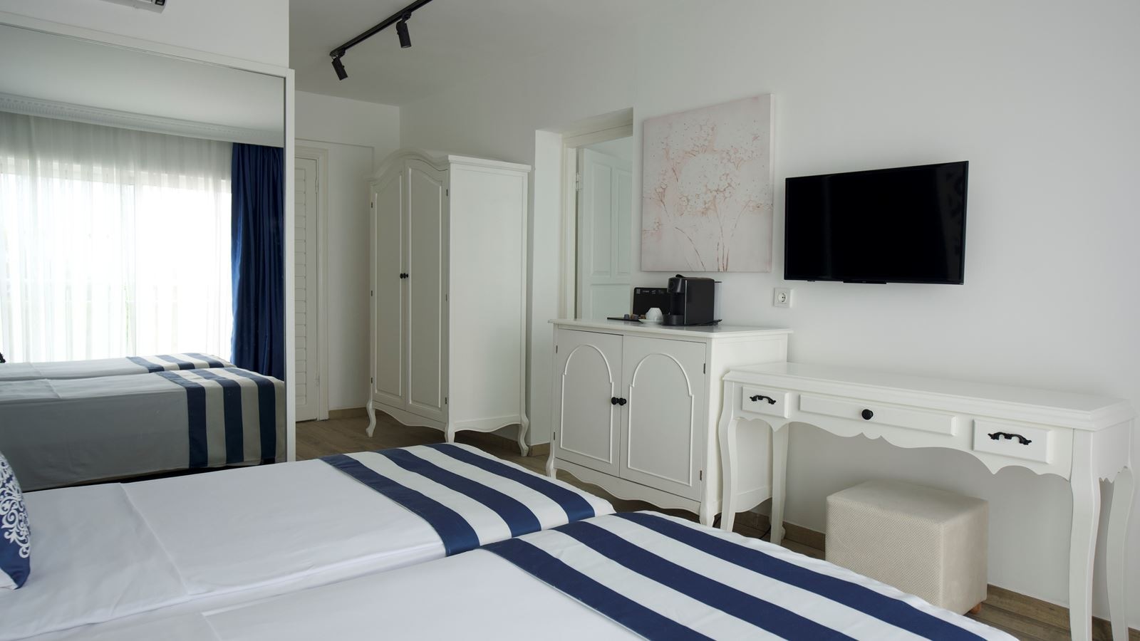 rooms-club-family-room