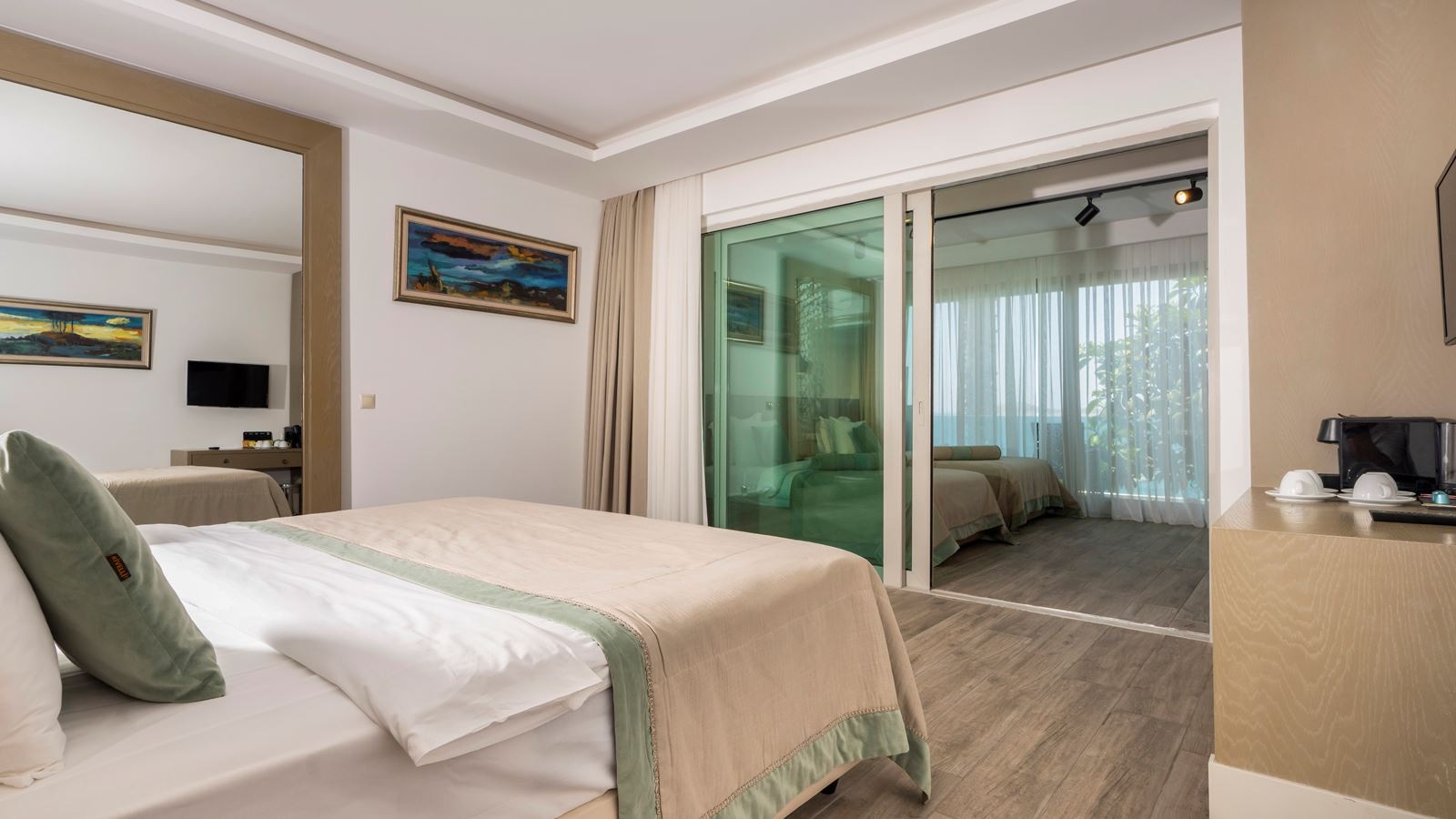 rooms-deluxe-family-room