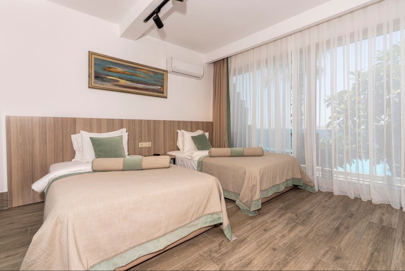 rooms-deluxe-family-room