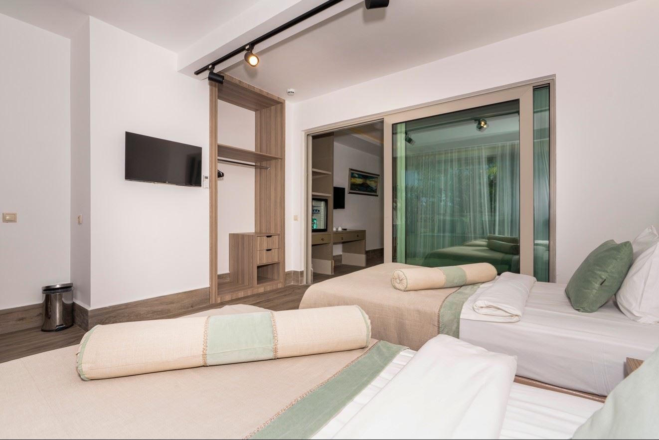 rooms-deluxe-family-room