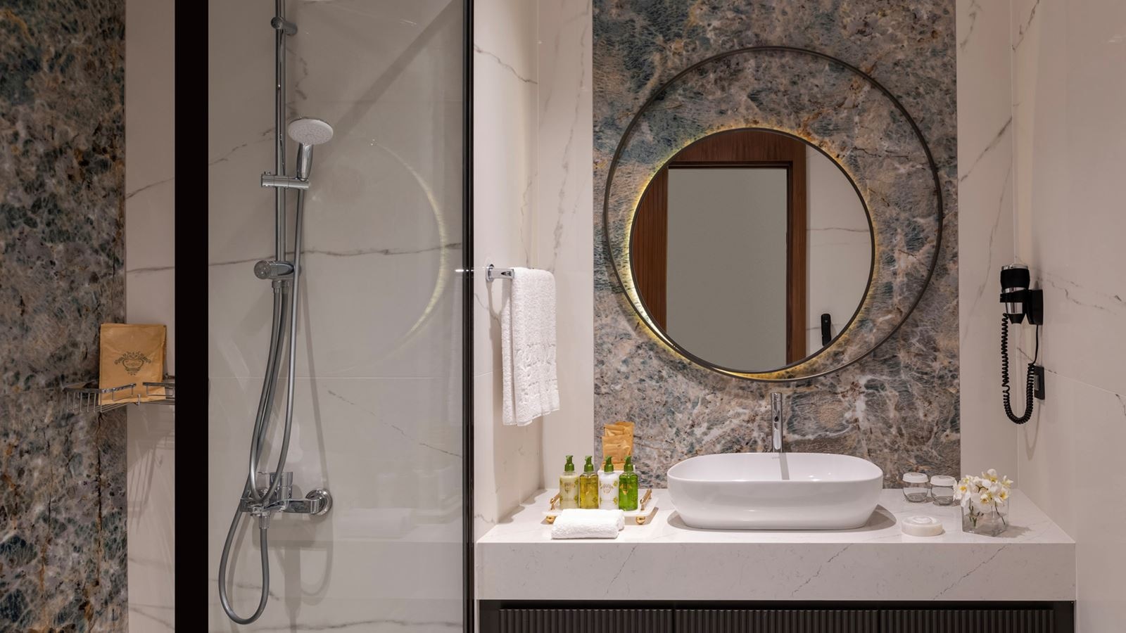 rooms-superior-room-land-view