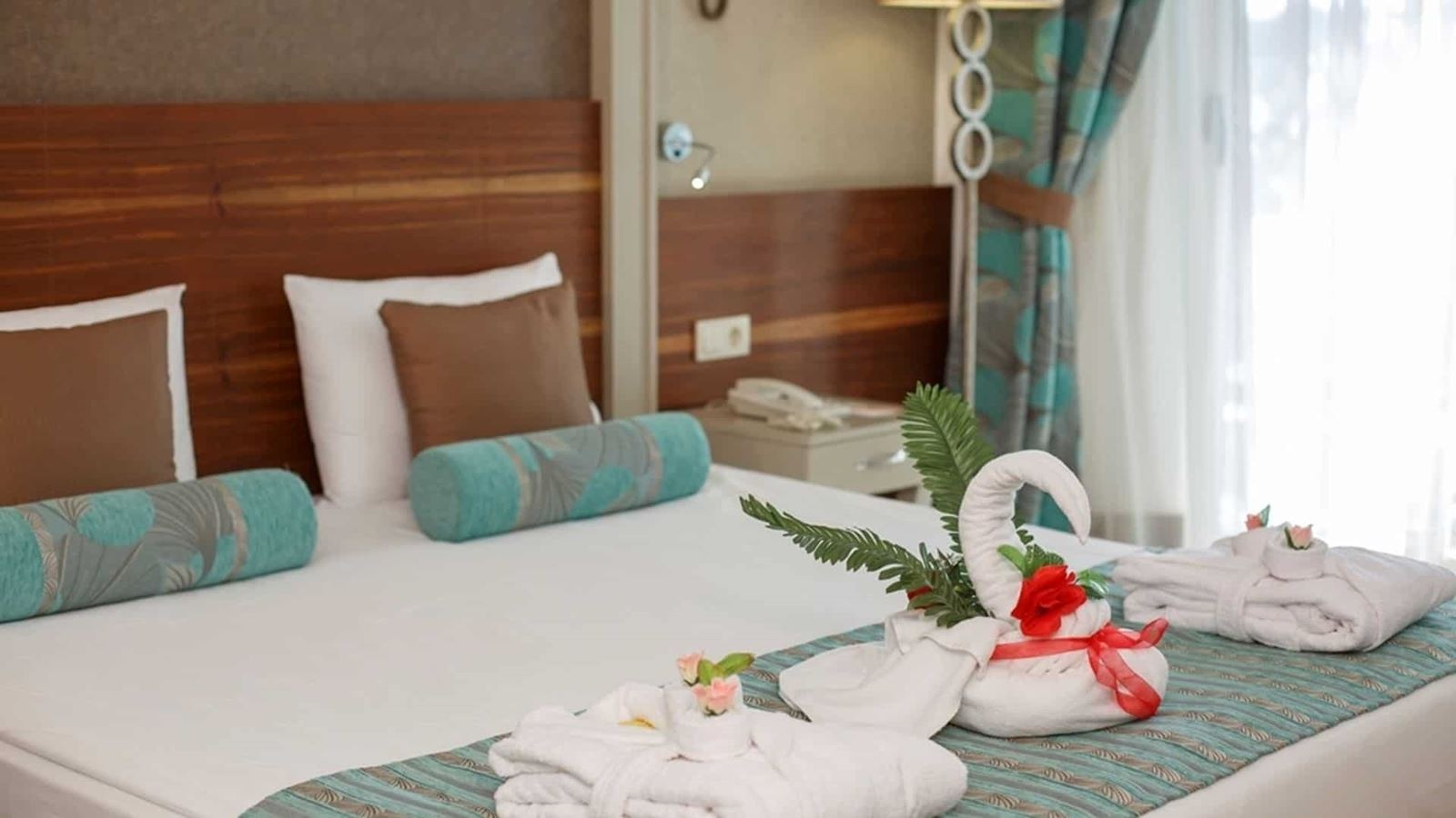 rooms-family-room-land-view