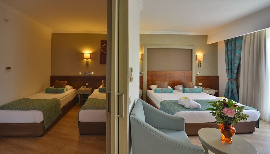 rooms-family-room-pool-view