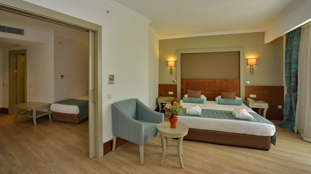 rooms-family-room-pool-view