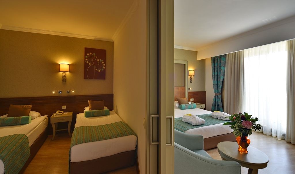 rooms-family-room-land-view