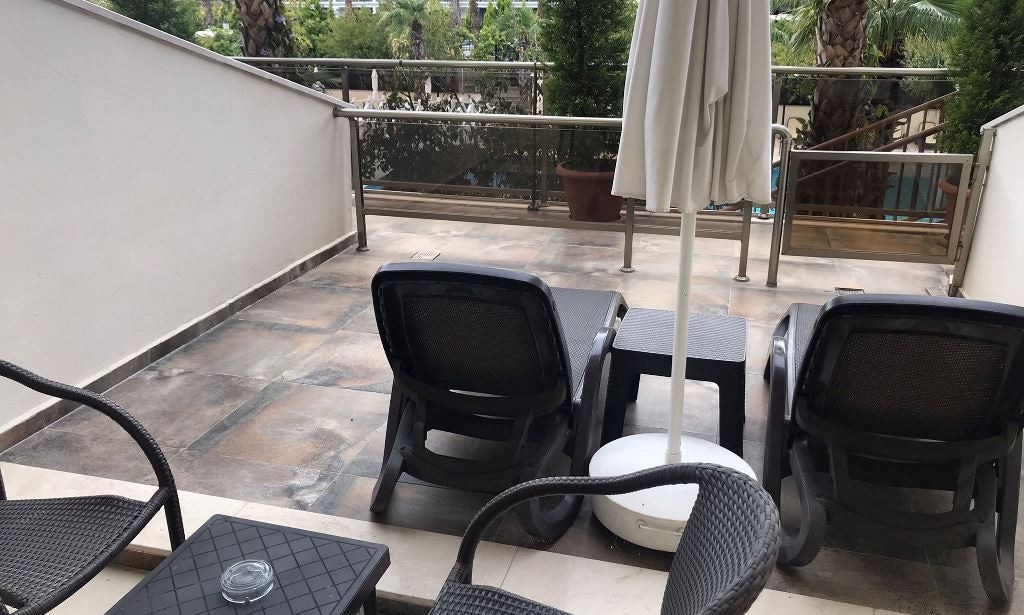 rooms-deluxe-room-pool-view-with-terace