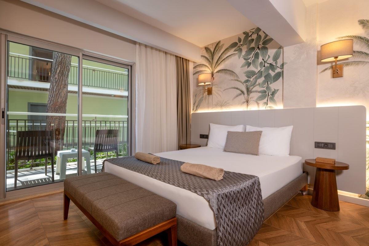 rooms-coral-room