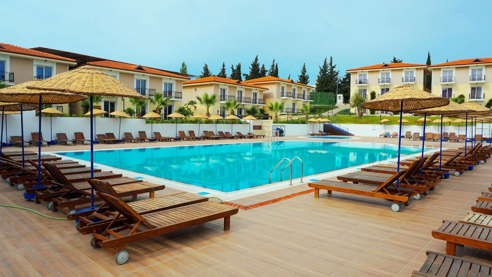 rooms-family-room-pool-view