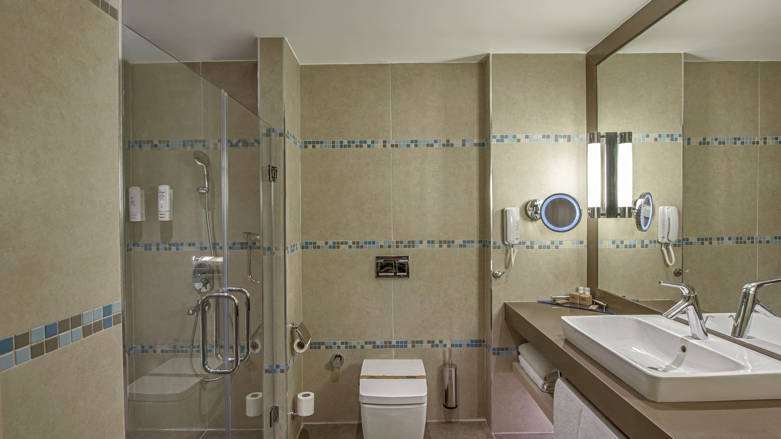 rooms-deluxe-building-family-room