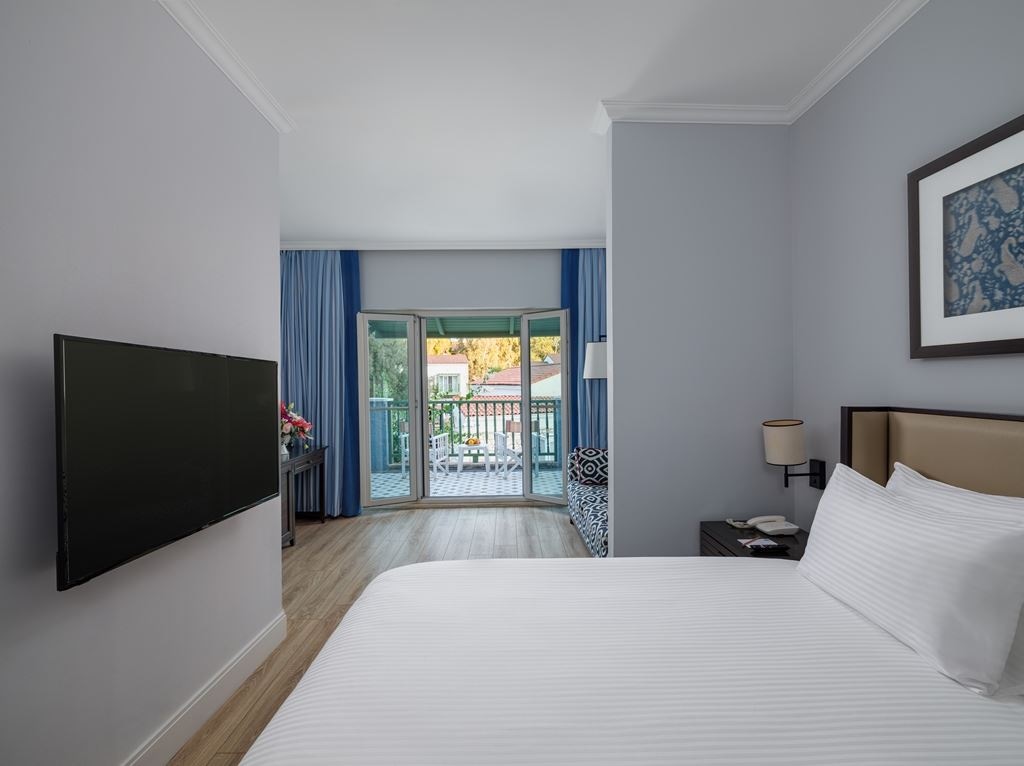 rooms-sun-swim-up