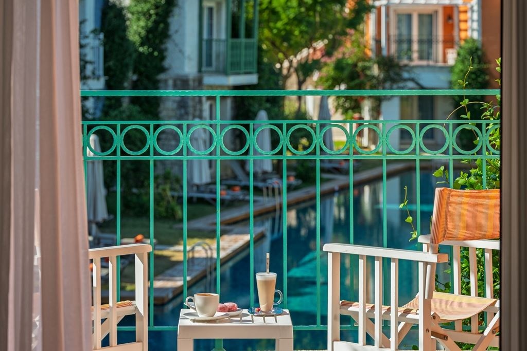 rooms-sun-swim-up