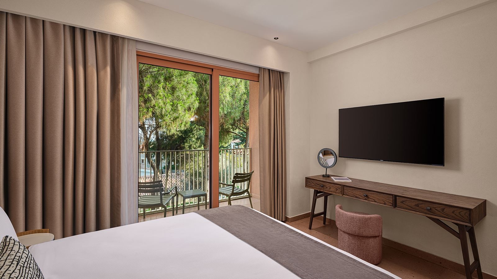 rooms-standard-main-building-room