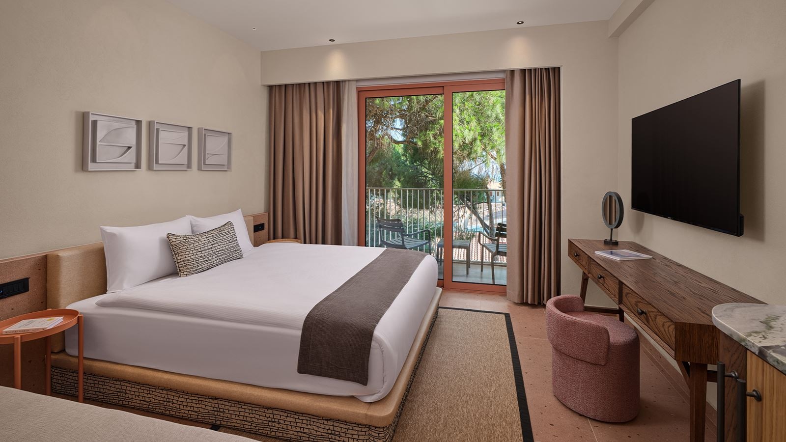 rooms-standard-main-building-room