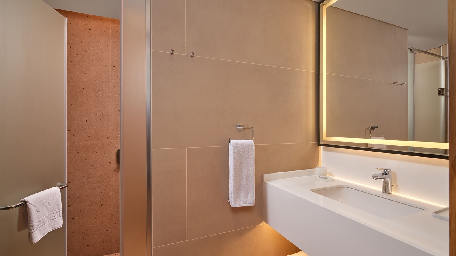 rooms-family-suite-main-building-room