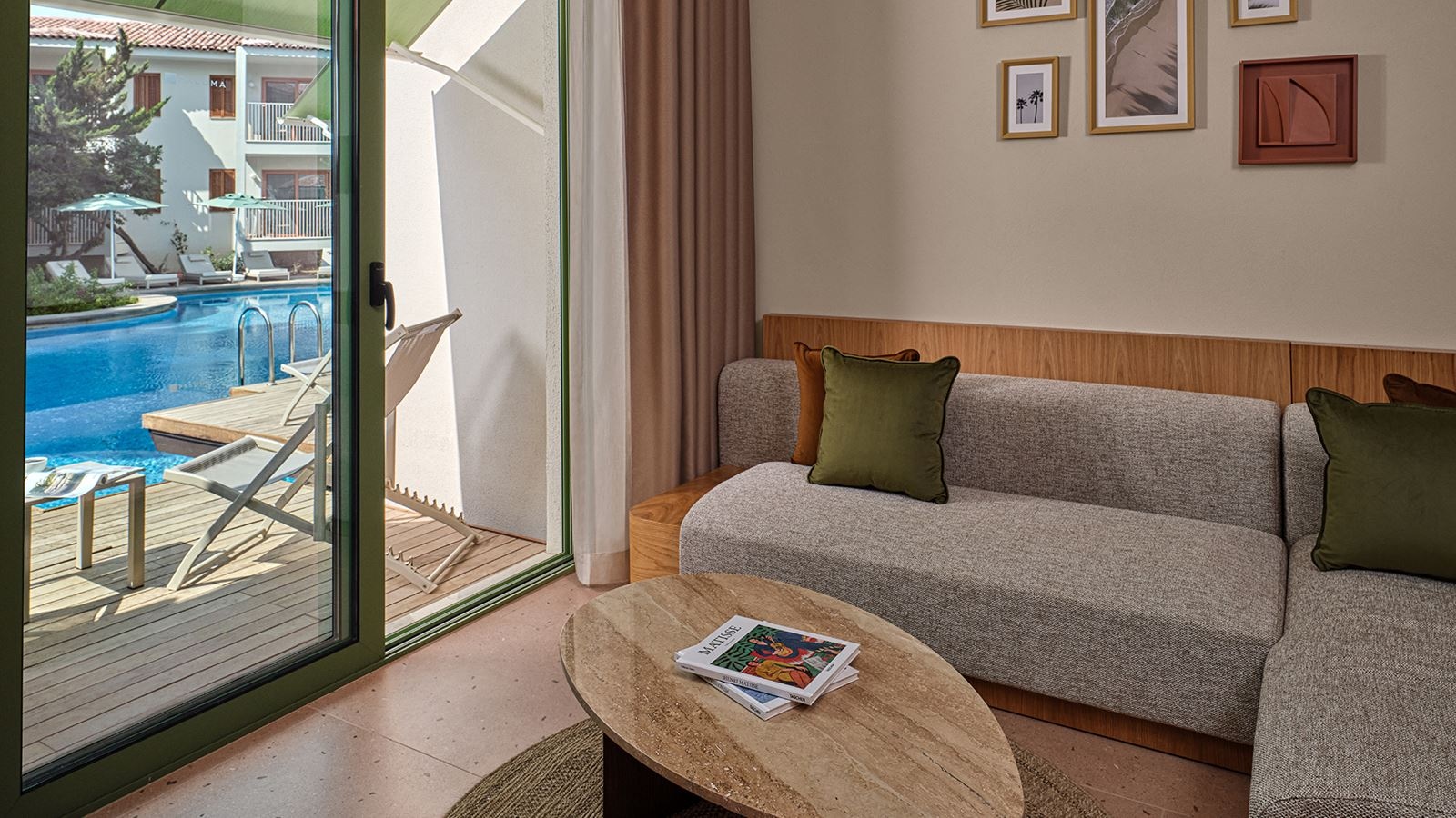 rooms-lake-suite-direct-pool-acces-+18-age