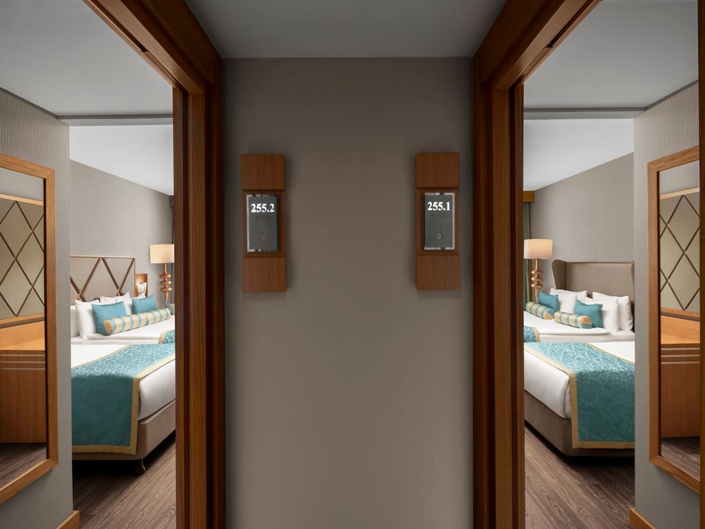 rooms-connection-family-room-land-view