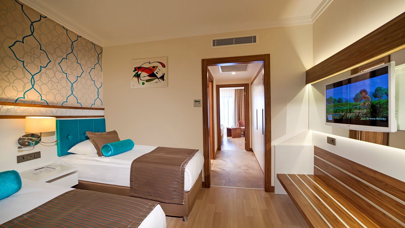 rooms-family-room-land-side