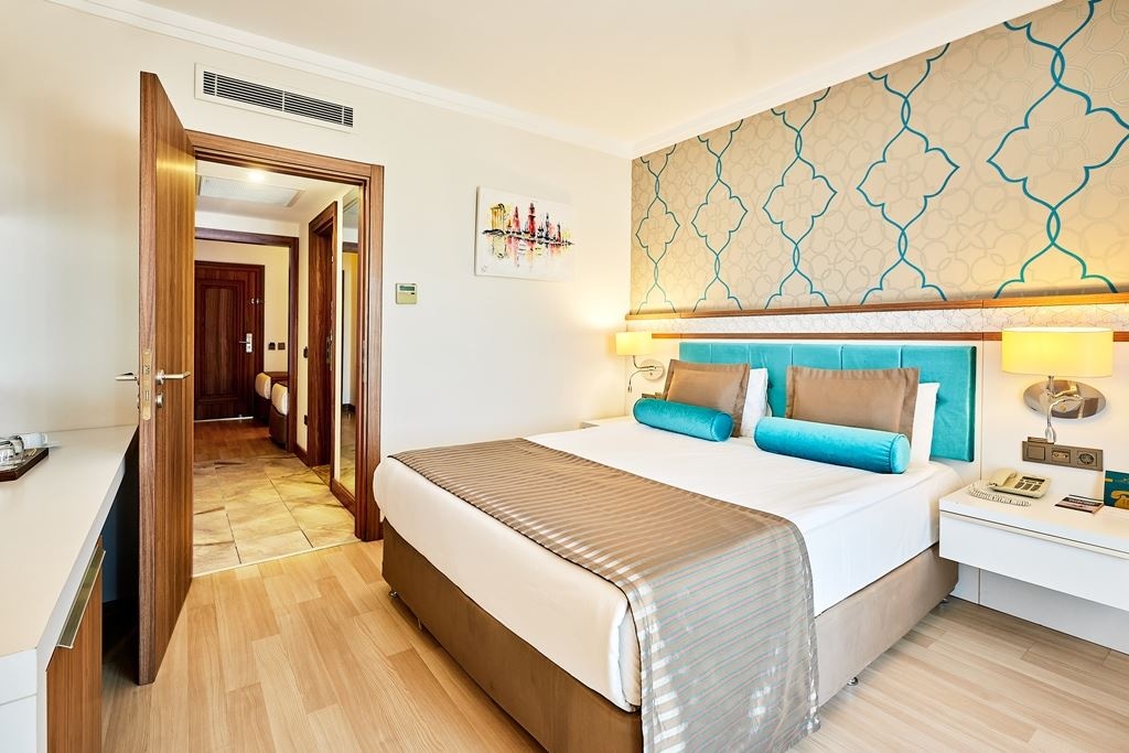 rooms-family-room-land-side