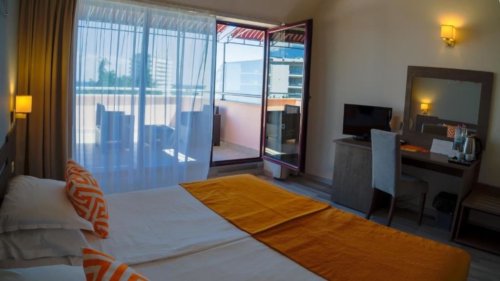 rooms-double-standard-room-seaview-balcony