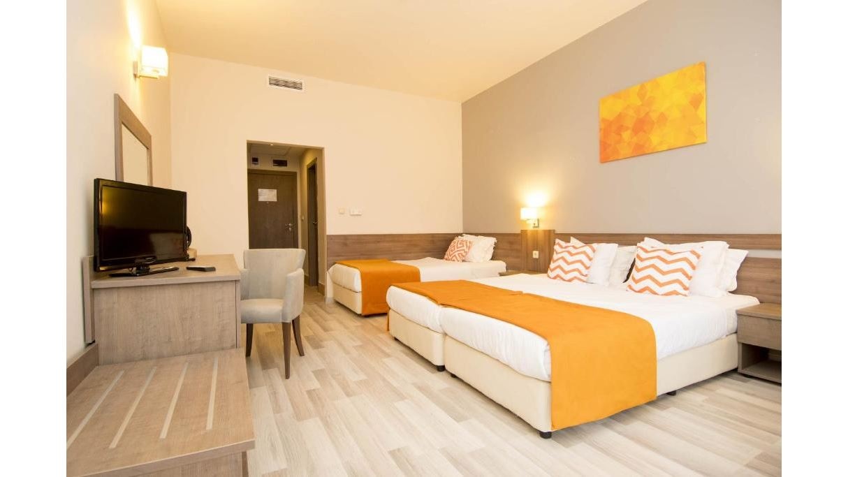 rooms-large-standard-room-balcony