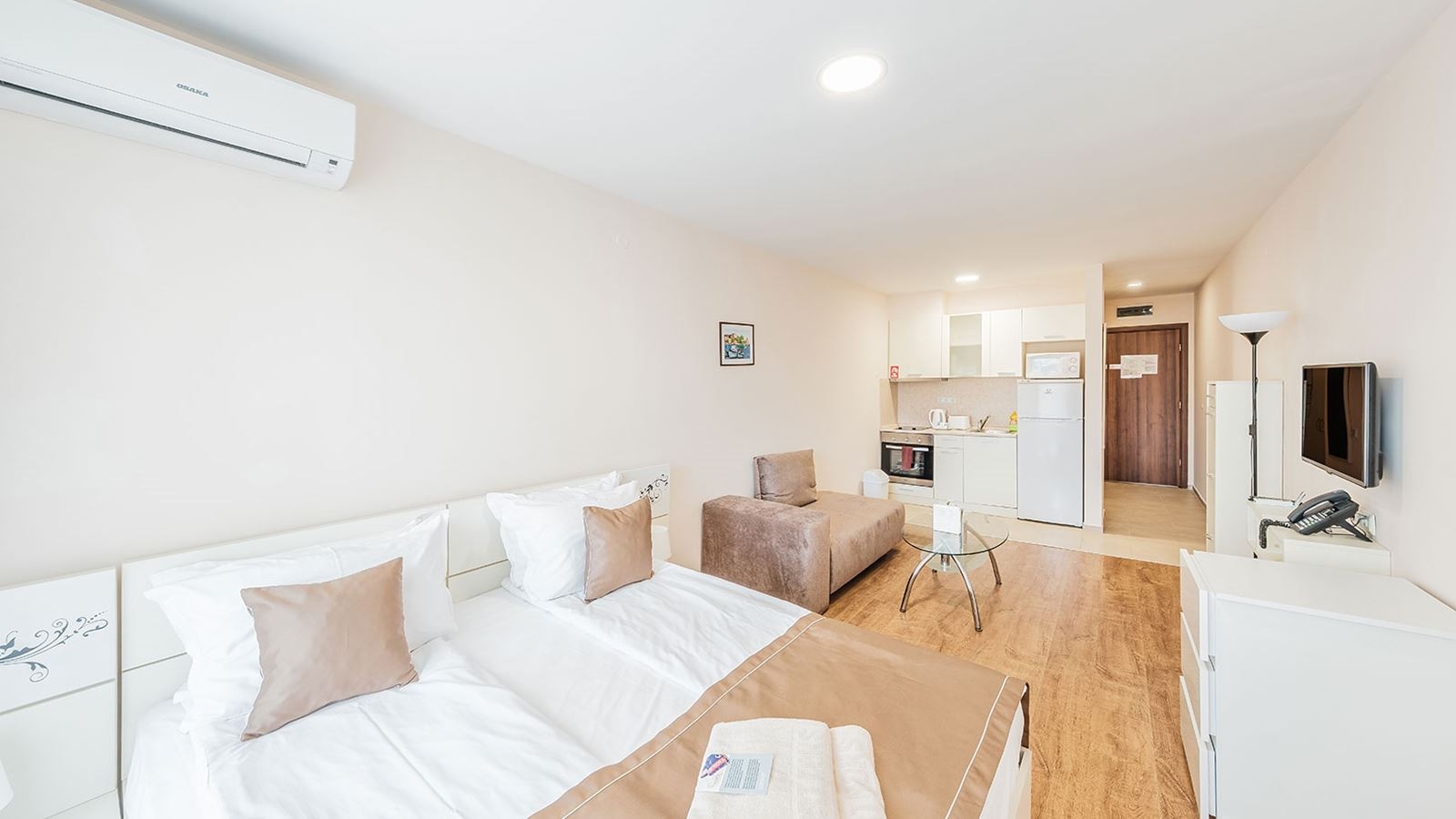 rooms-single-wchild-standard-familyroom-balcony-or-terrace